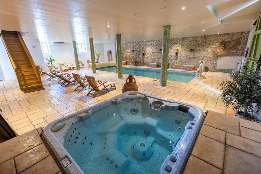 Château de Floure - SPA et piscine extérieure chauffée - 2