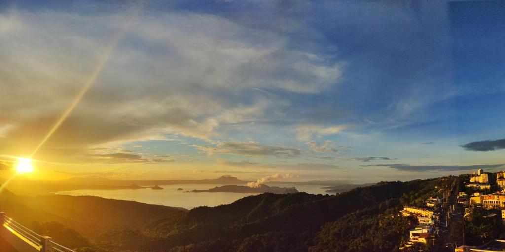 4 pax Tagaytay Prime Staycation WIFI NETFLIX and light cooking FREE VIEWDECK photo