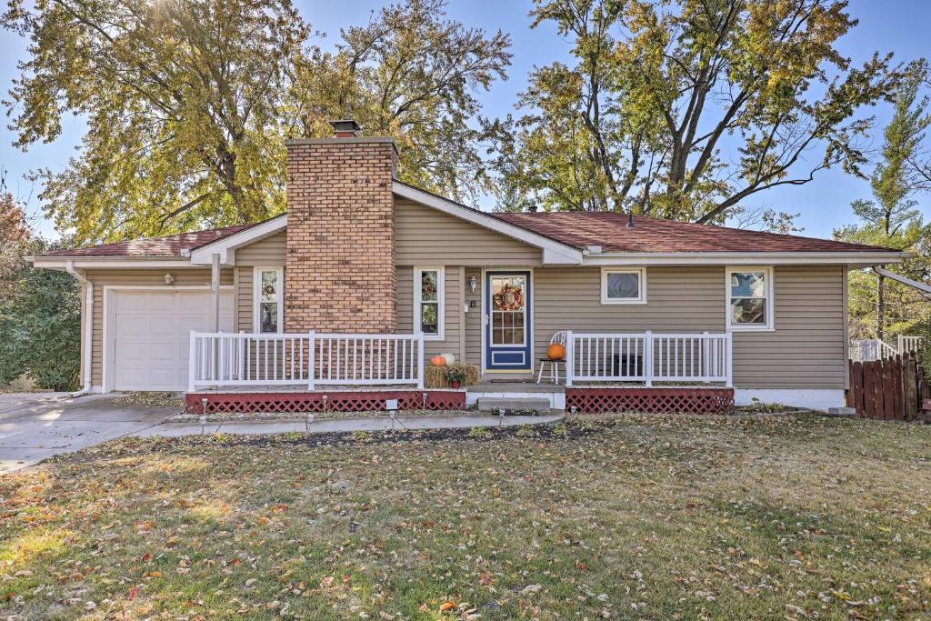 Beautiful Bellevue Home with Deck and Gas Grill!