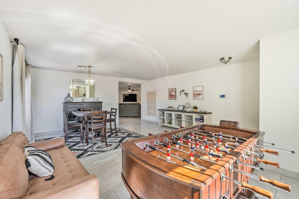 Phoenix Home with Patio, 2 Mi to State Farm Stadium, Phoenix