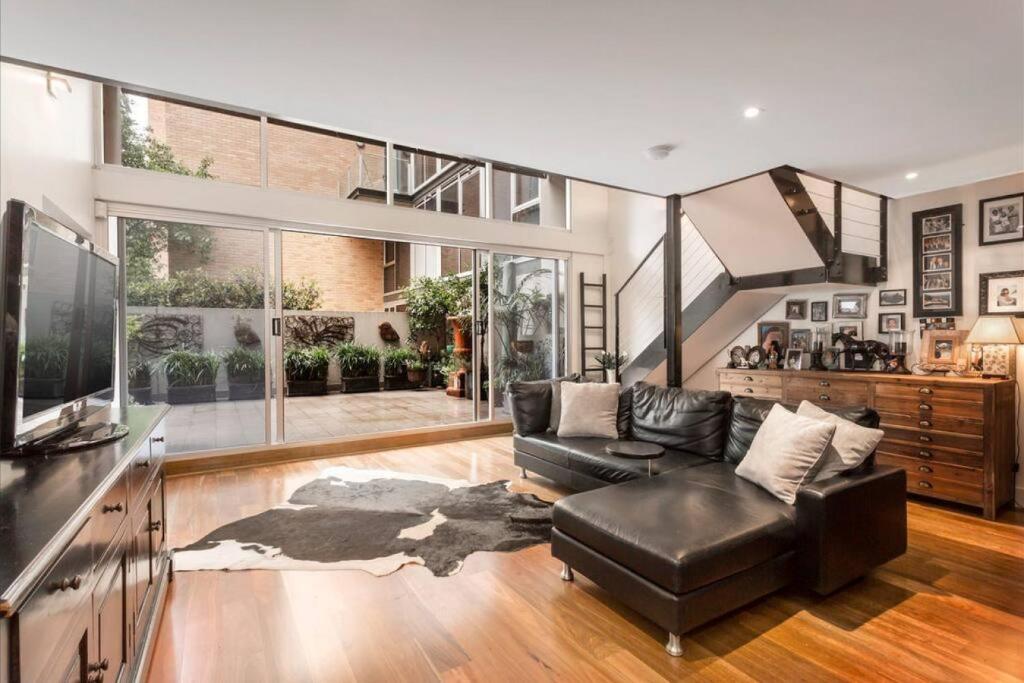 Spacious 4 brm Gem right in the heart of the city, Melbourne