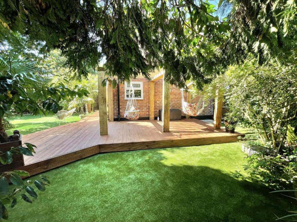 Luxury Oriental Home with Exotic Garden, Liverpool photo 6