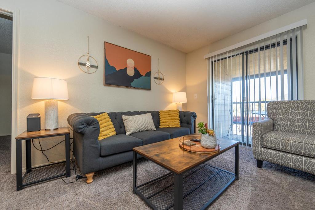 OU Oasis, Pool & Gym, BBQ, Netflix, 100mb Internet, Washer & Dryer