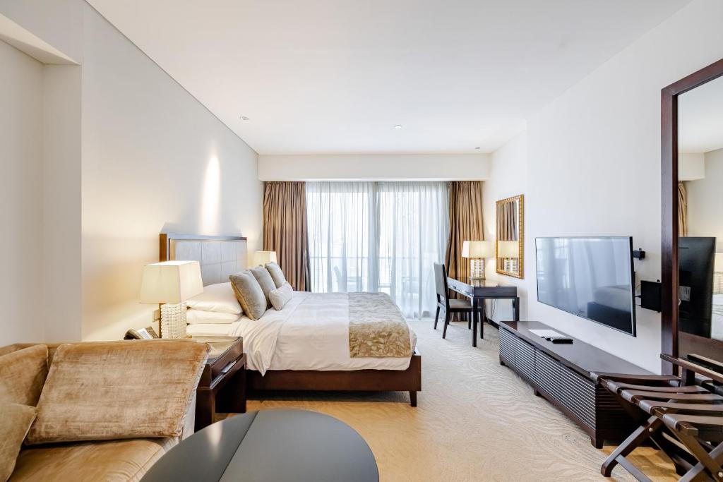 Studio with Waterfront View in The Address Dubai Marina photo