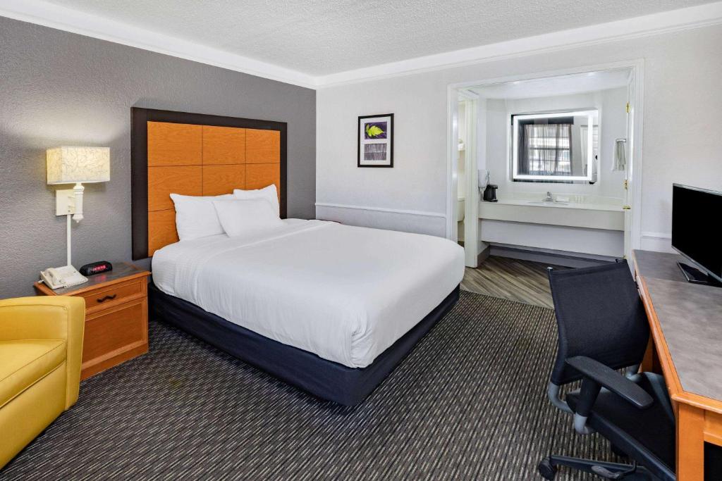 La Quinta Inn by Wyndham Laredo I-35 photo
