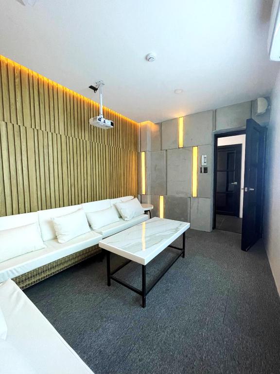 Shared lounge/TV area
