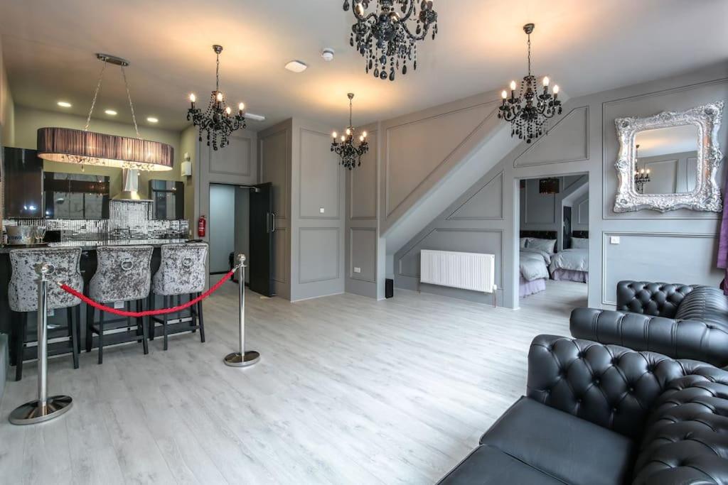 Manhattan Suite - sleeps 24! Heart of Liverpool, Liverpool