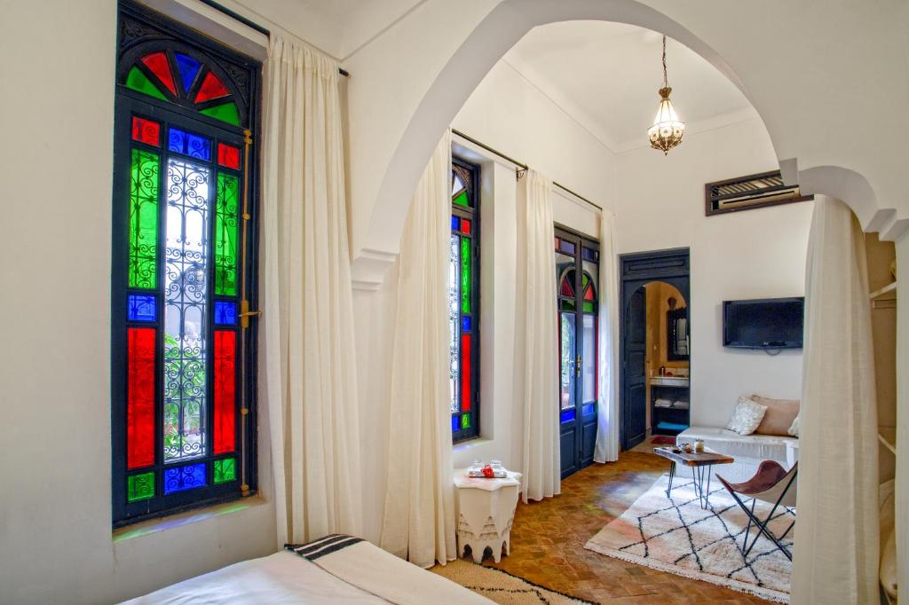 Riad Basim photo