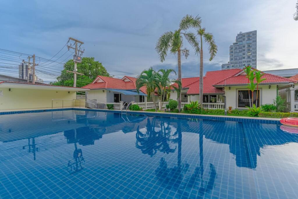 Resort 6-3BR Huge Pool, BBQ, 300m-Beach, 8 mins to Walking Street, Pattaya South