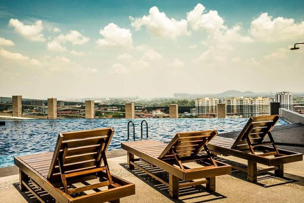 LovelySuite#RelaxChill#Netflix#PrivateBathtub#FreeParking#PoolView#ImperioResidence#LuxuryCondo photo