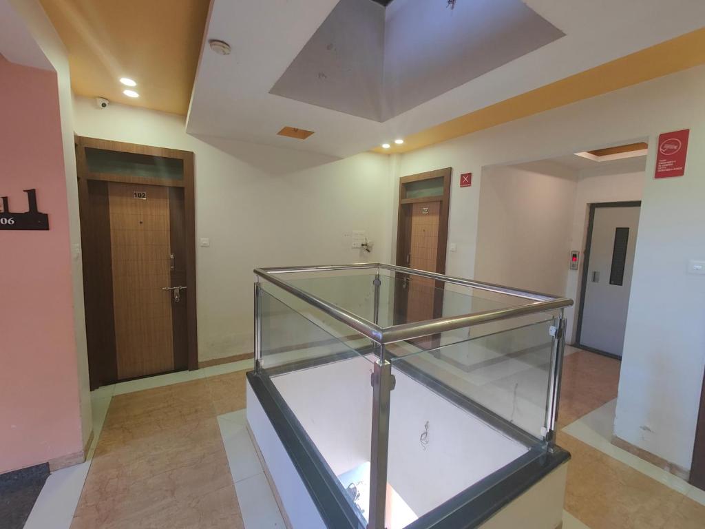 호텔 미드타운 인의 깔끔하게 정돈된 객실 내부 모습