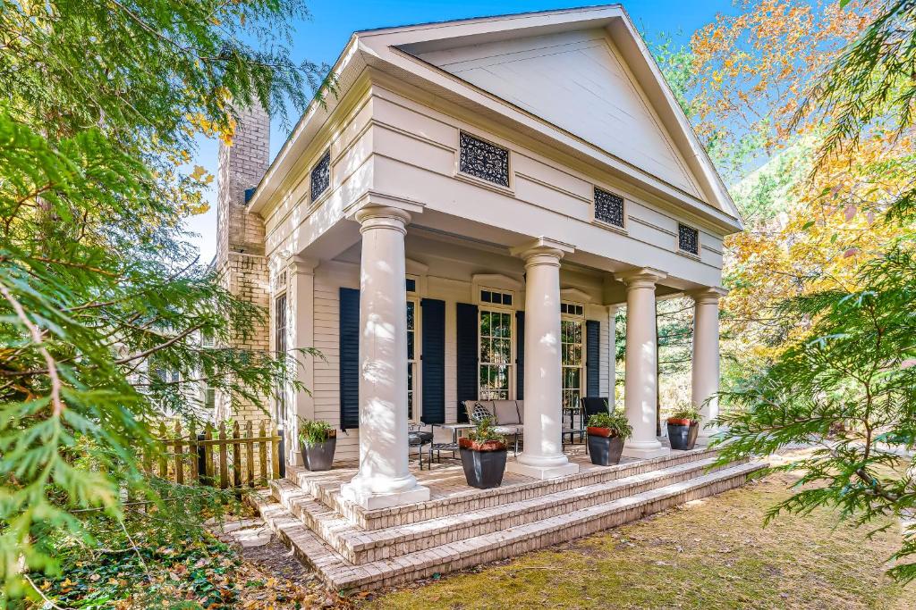 Lazy Daze Manor, Saugatuck