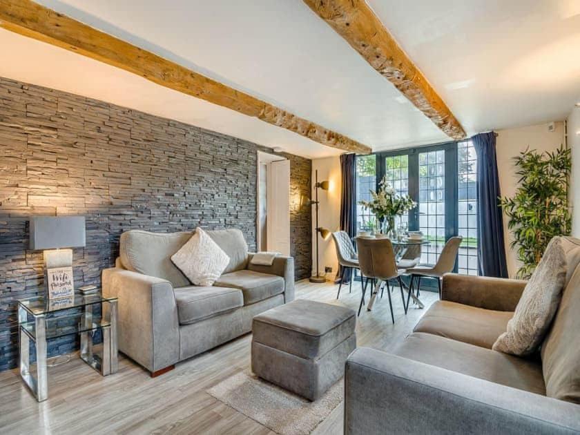 Cosy Cottage with Hot Tub, Hambrook photo 3