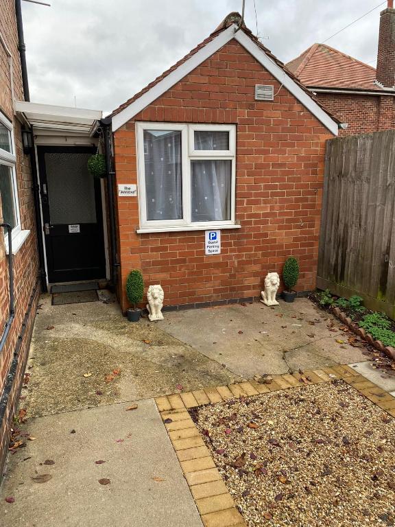 ANNEXE ROOM WITH EN SUITE SHOWER & FREE PARKING