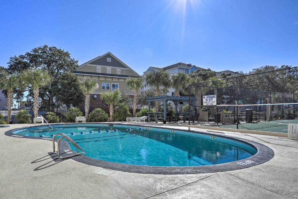 Bright Myrtle Beach Condo with Private Balcony!, Myrtle Beach