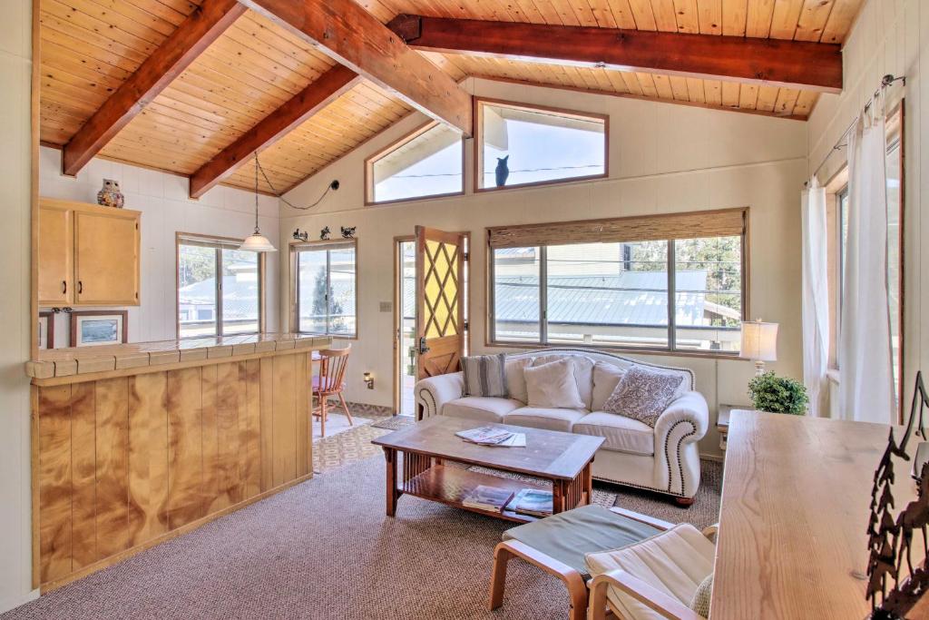 Cozy Cabin with Deck - Near Frazier Mtn Park