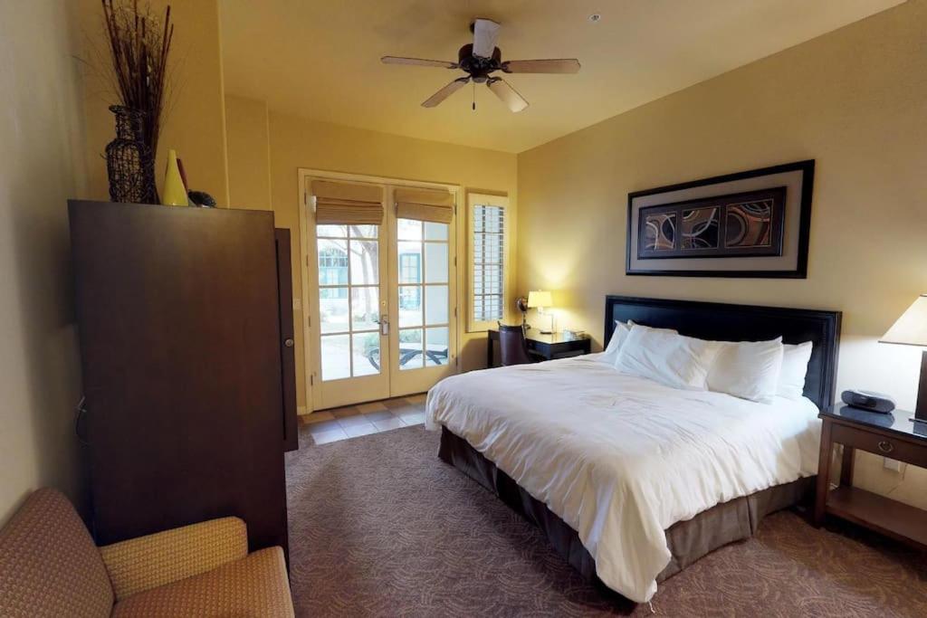 LV005 Downstairs Studio Just Steps from the Pool, La Quinta