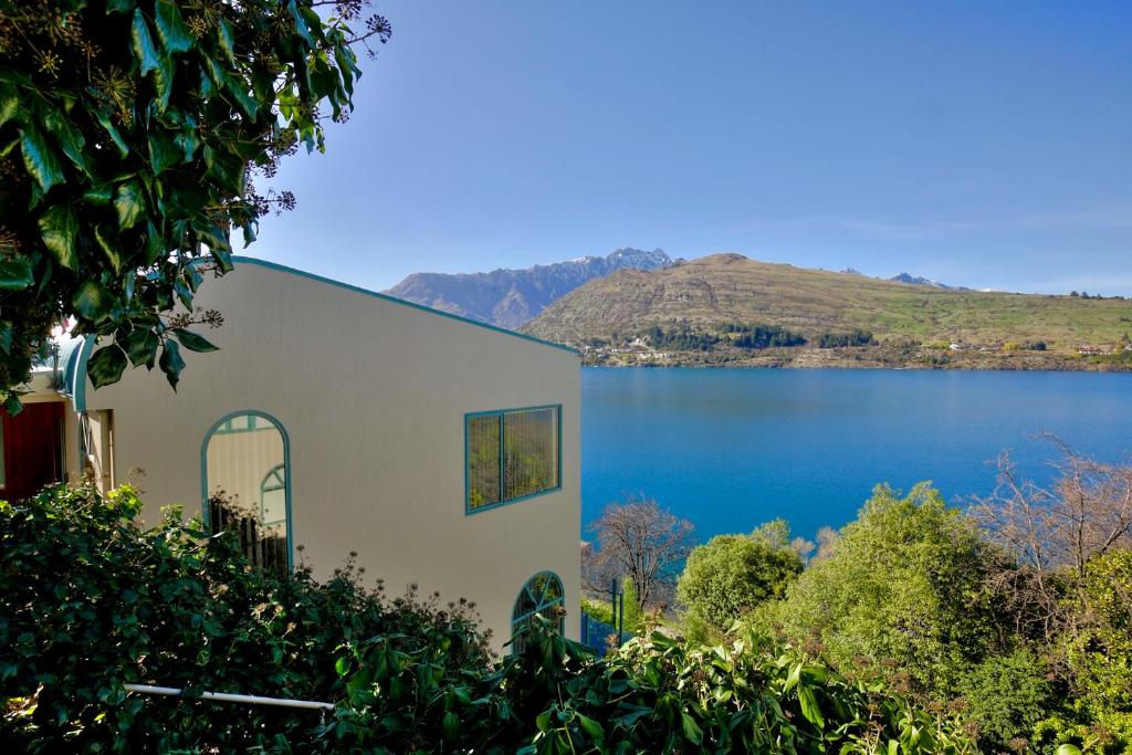 Frankton House - Queenstown Holiday Home, Queenstown