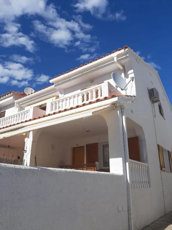 Casa Elisa 3 bedrooms 2 bathrooms 4 airco's shared pool, hotel in Alcossebre