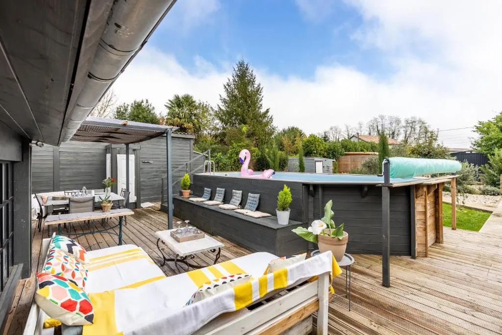 Demeure en pierre avec piscine，位于Vertheuil-en-Médoc的酒店