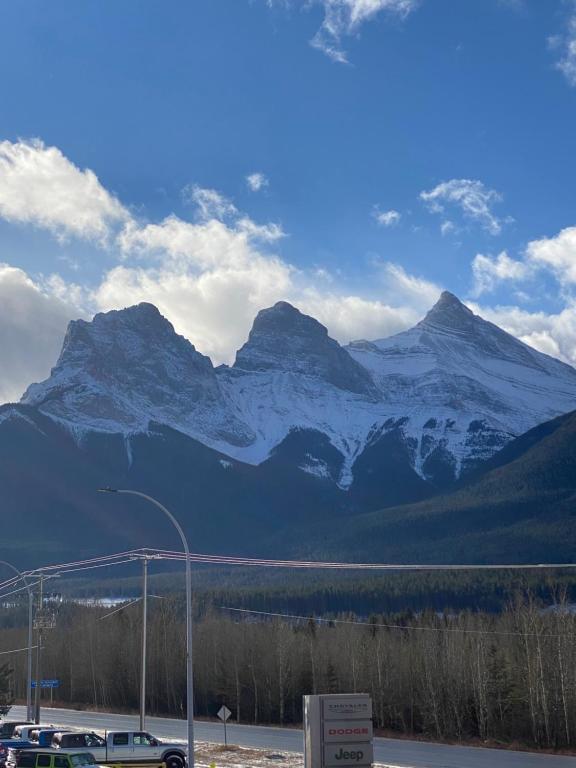 Amazing mountain views 1bd Apartment Canmore Banff, Canmore