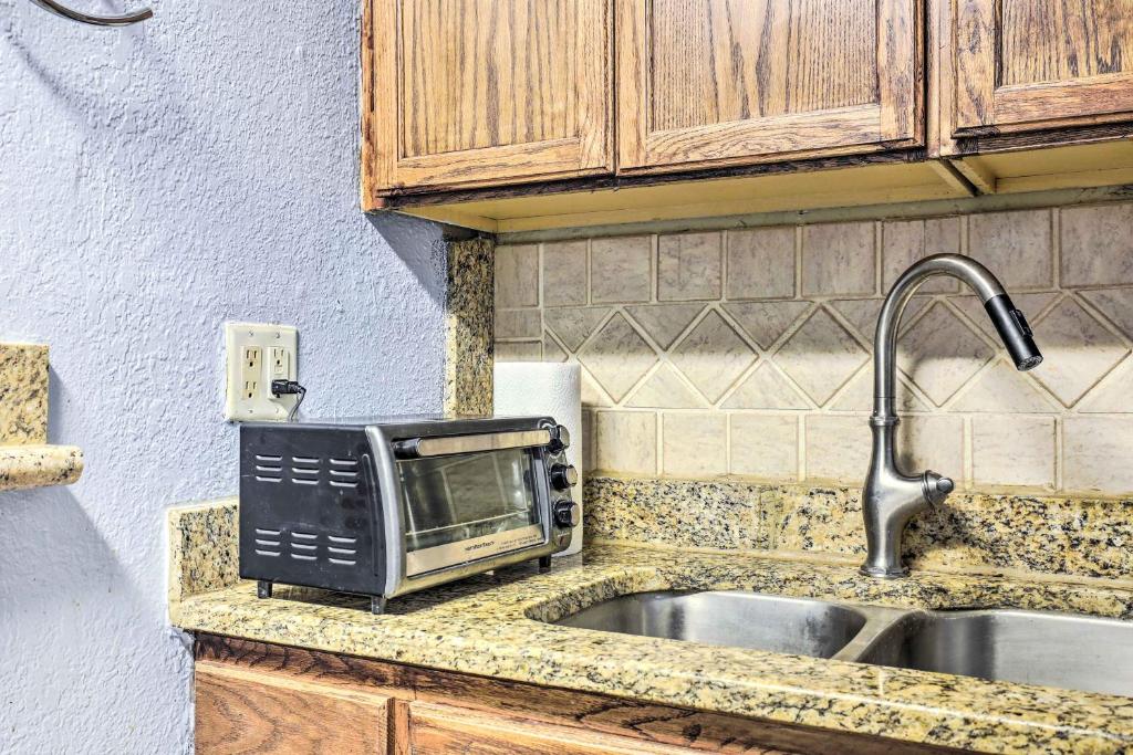 Low-Key Tampa Abode Close to Area Attractions photo