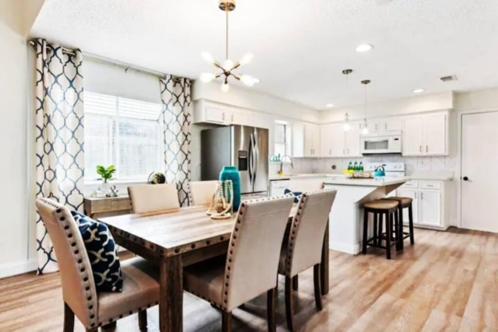 Super Cozy Entire House Near Downtown - Book Now !!