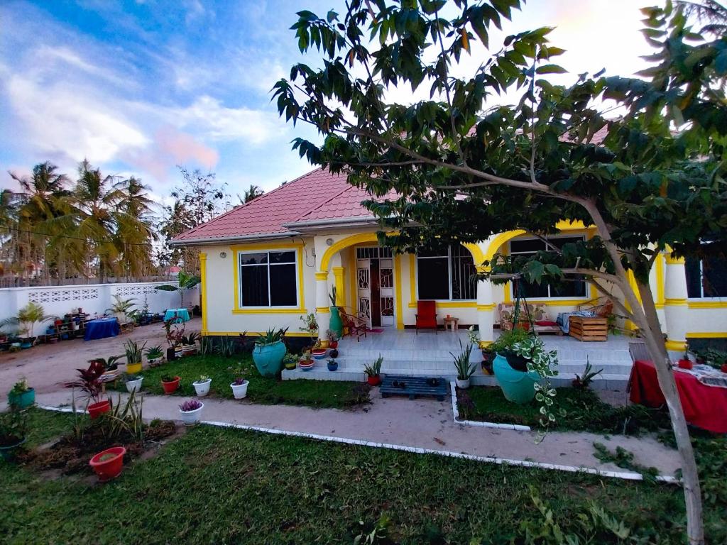L&amp;J Modern Backpackers Kigamboni Beach House — Hotel in Dar Es Salaam