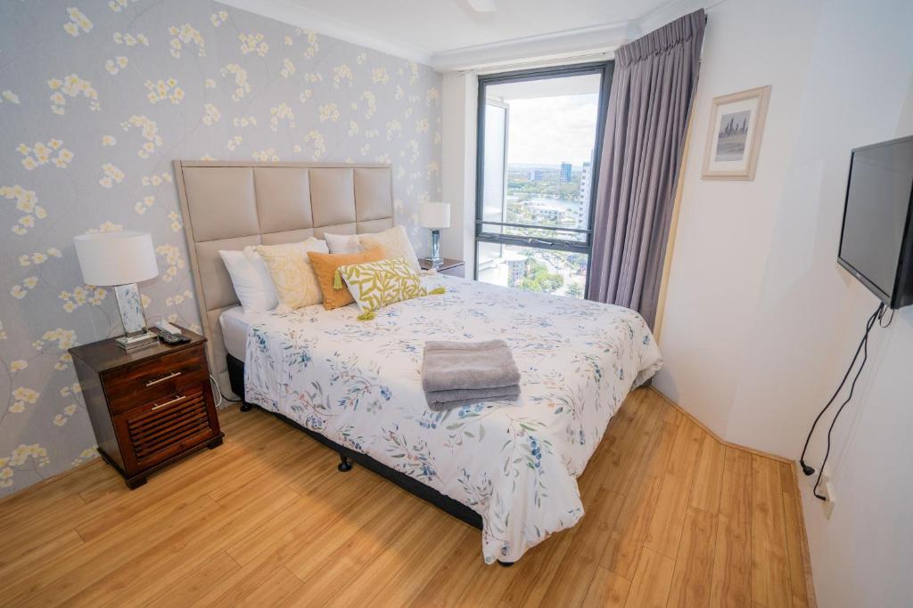 Large Surfers Paradise apartment with fantastic views — Hotel in Gold Coast