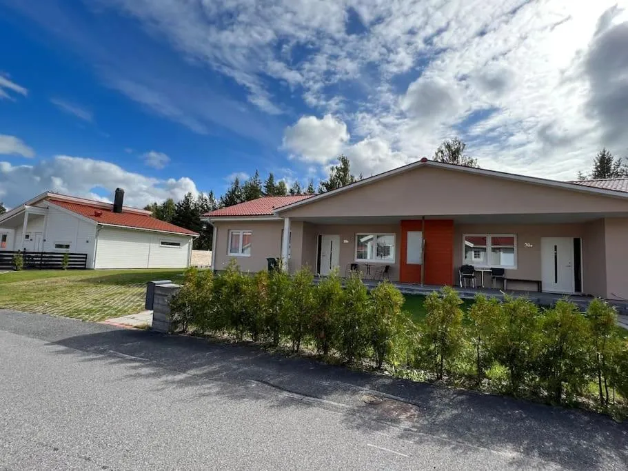 Beautiful terraced house with private parking, hotel in Sandviken