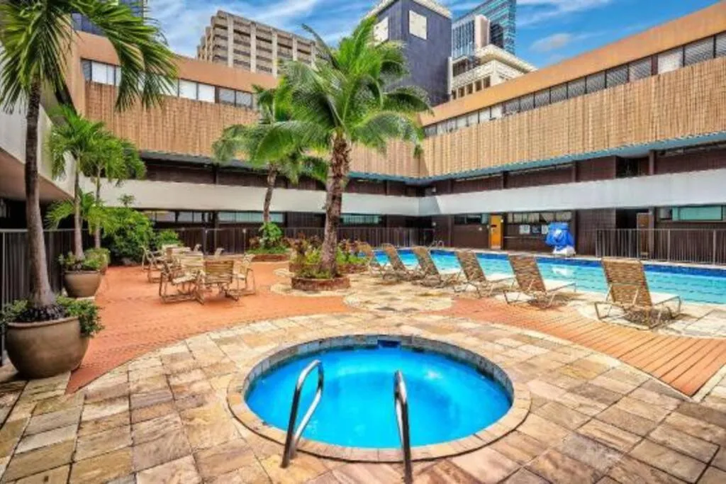 Condotel Quiet with High Ceiling Free Parking and WiFi，位于檀香山的酒店
