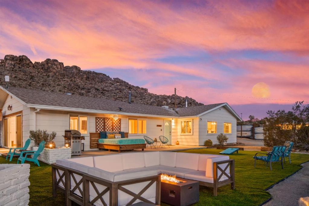 Neon Moon An Elevated Experience w Pool and Spa, Joshua Tree