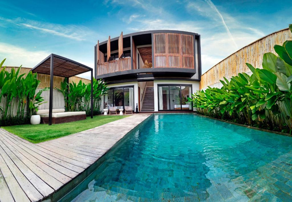 NEW 4 BR 5 MIN WALK TO BERAWA BEACH ENCLOSED LIVNG photo