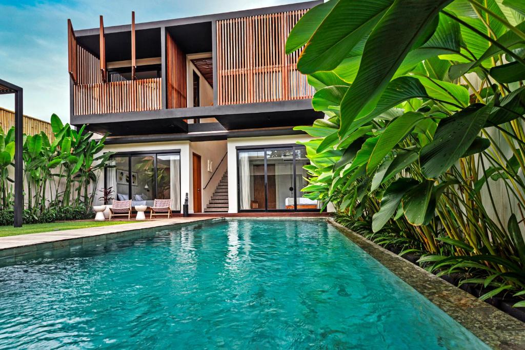 NEW 4 BR 5 MIN WALK TO BERAWA BEACH ENCLOSED LIVNG photo