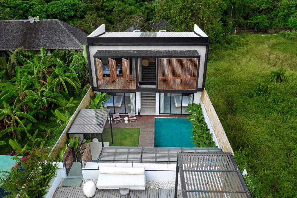 NEW 4 BR 5 MIN WALK TO BERAWA BEACH ENCLOSED LIVNG — Hotel in Bali
