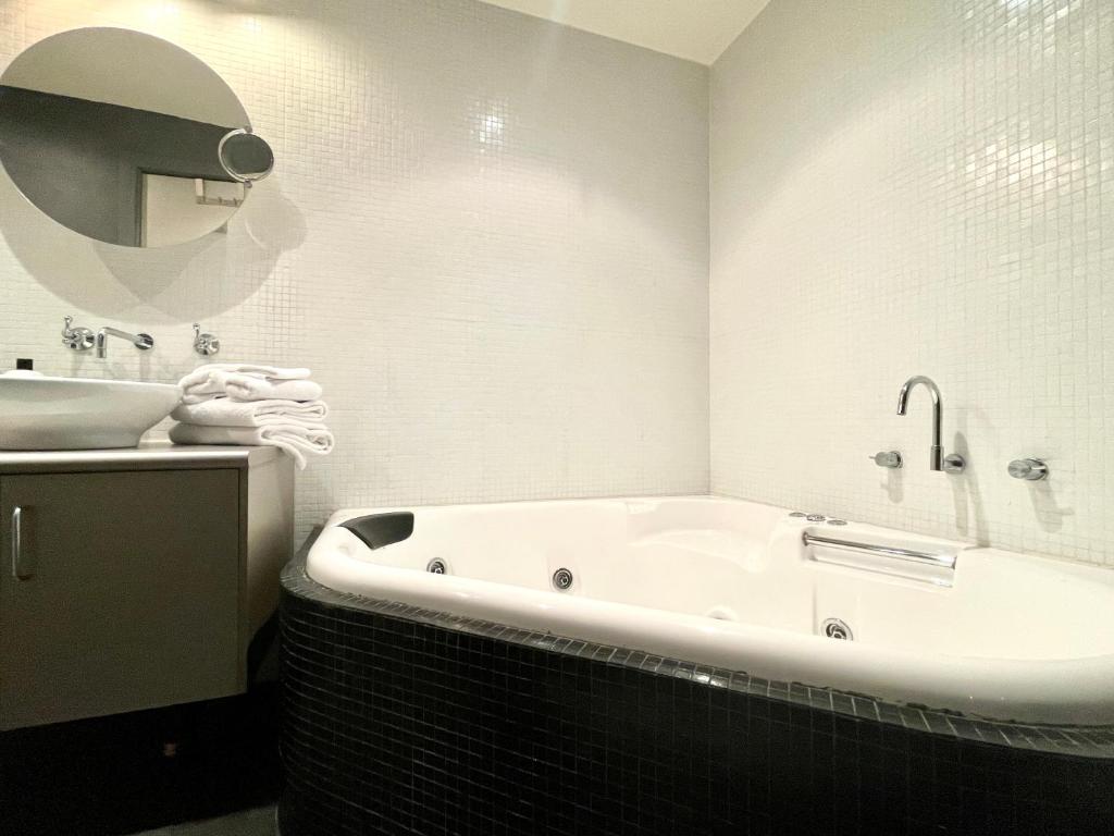 ReadySet Apartments on King photo