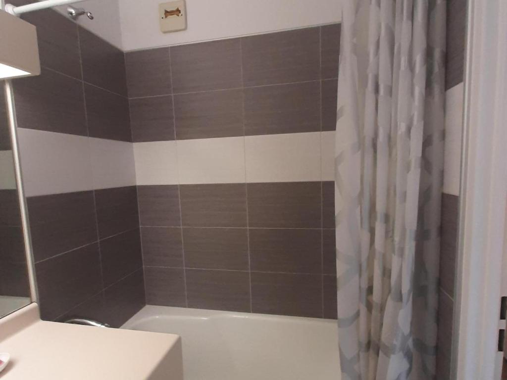 Studio cabine avec balcon, vue montagnes proche centre village - FR-1-515-68 - 2