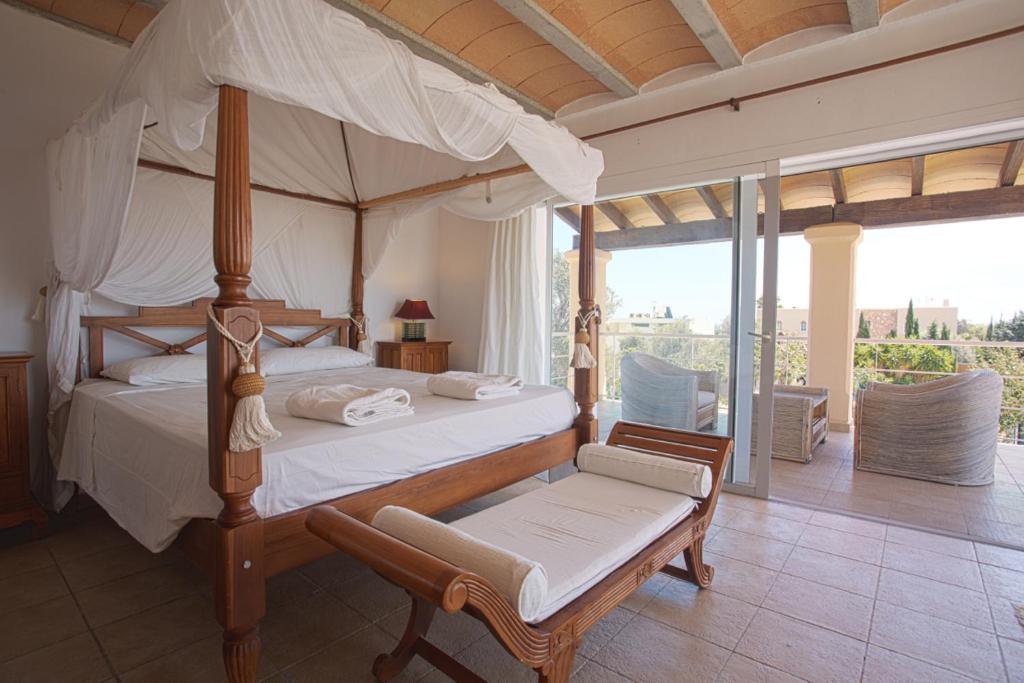 Villa Tom is a lovely modern villa located near to Playa Den Bossa and Ibiza Town photo