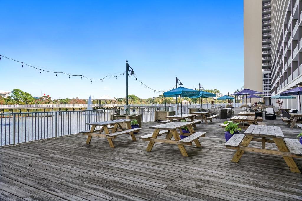 Shared lounge/TV area, Laketown Wharf Resort by Panhandle Getaways in Panama City (FL)