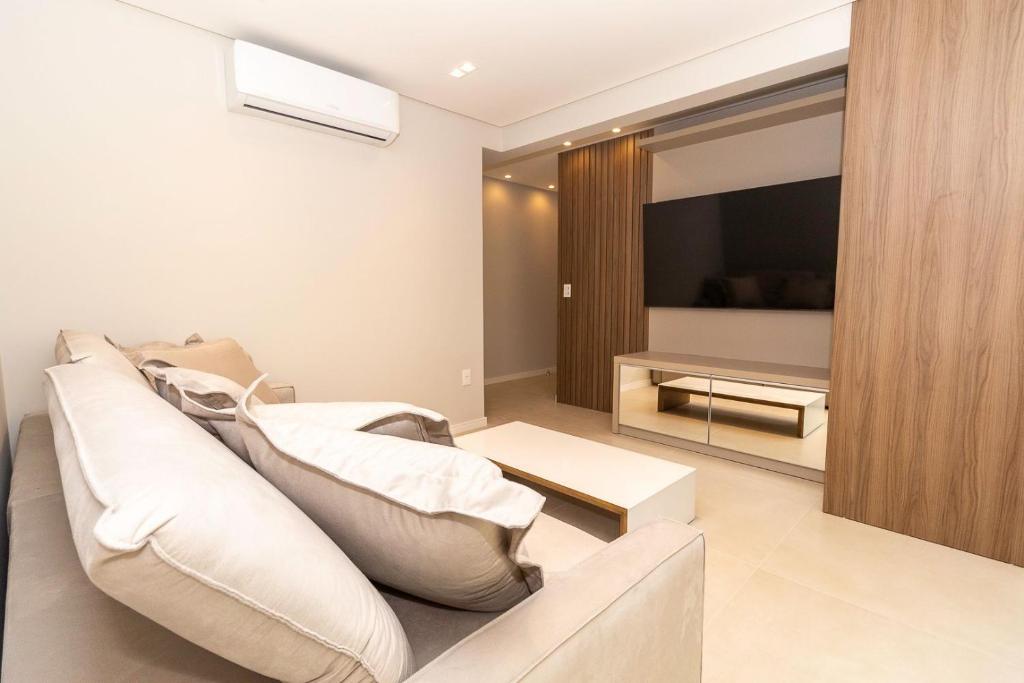 Puntarenas 303 - Excelente cobertura duplex 3 suítes - Finamente mobiliada e decorada - À poucos metros da praia - (Consultar serviços de roupa de cama e banho), Bombinhas