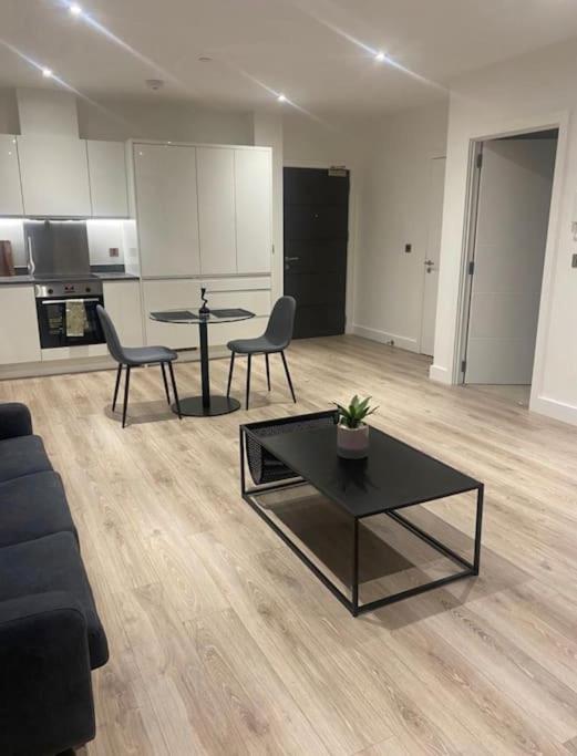 Brand new luxury Apartment with free parking and gym Apartment in