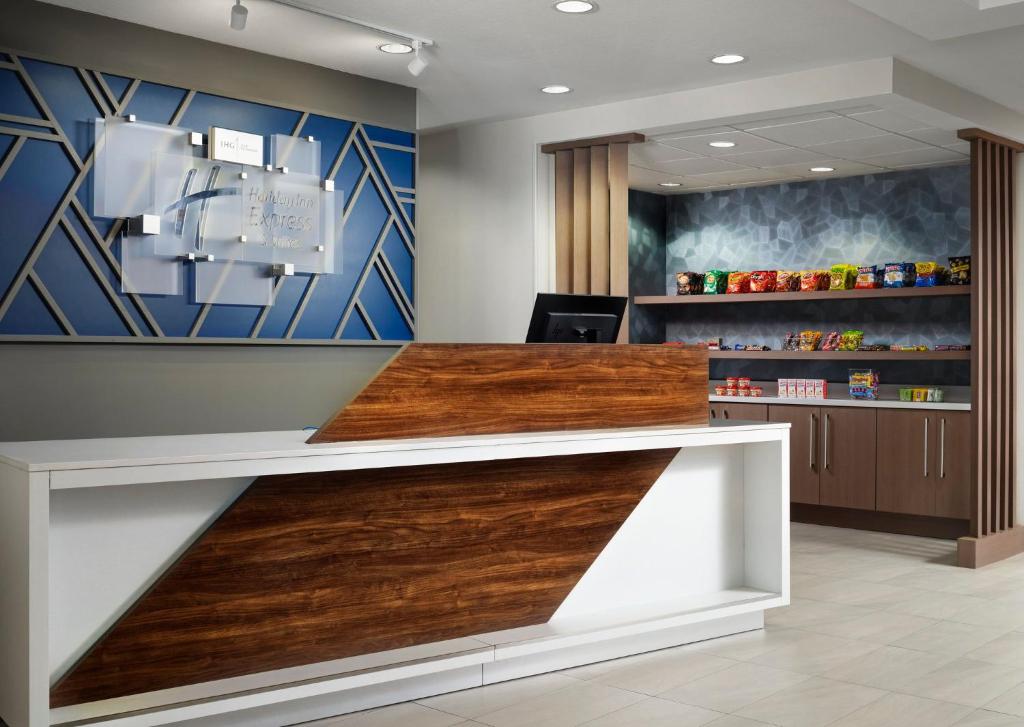 Holiday Inn Express Peru-Lasalle Area photo