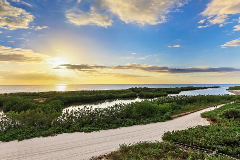 Beachfront condo with pool and dazzling ocean view, Marco Island