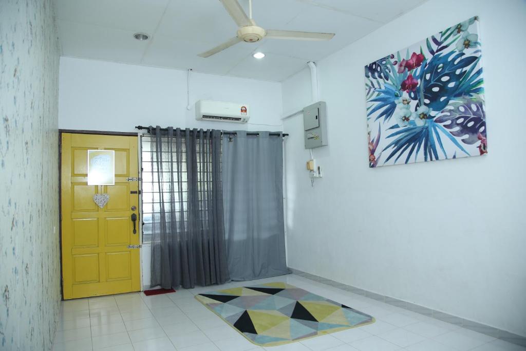 Roomstay Rumah Pintu Kuning photo