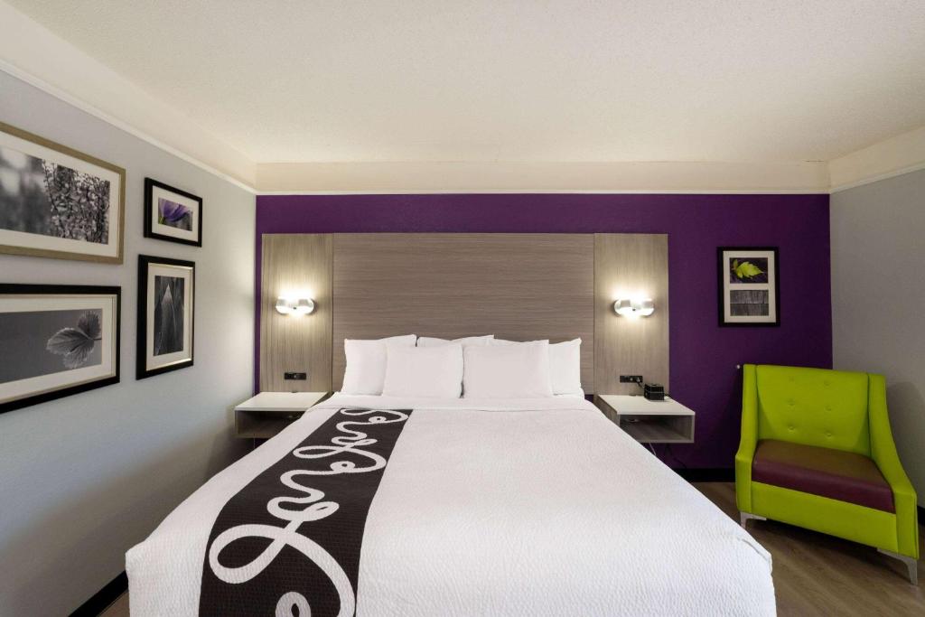 La Quinta Inn & Suites by Wyndham Birmingham Hoover photo
