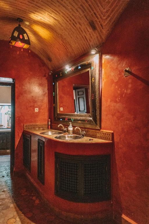 Front desk [24-hour]