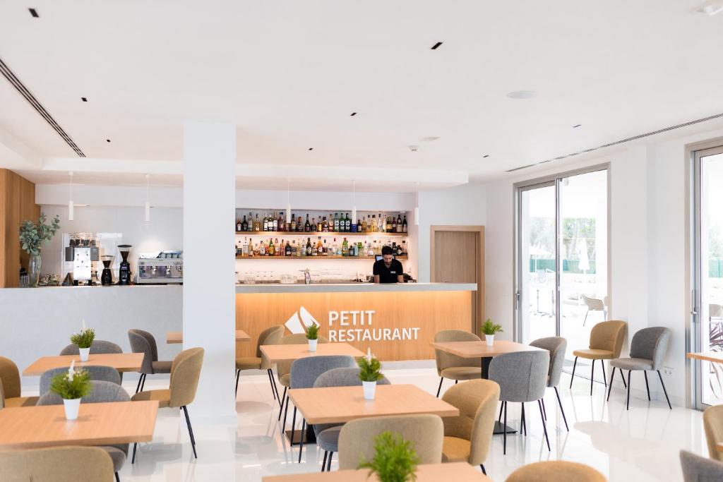 Petit Sagitario Adults only — Restaurant & bars in Santandria, Balearic Islands