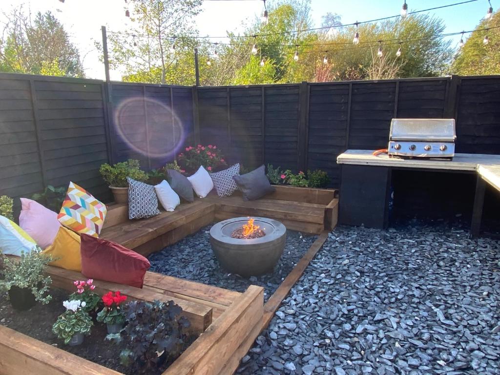 Tipsy Cottage with fire-pit and BBQ, Ringwood