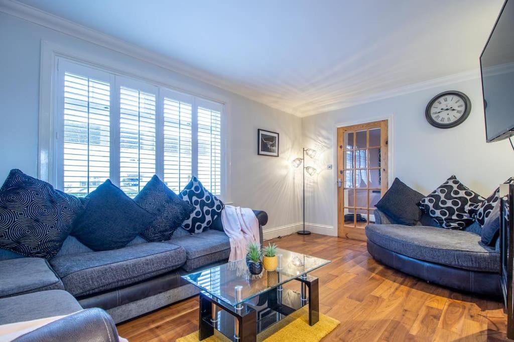 The Brigg - Spacious 3 bed home with driveway in Coatbridge