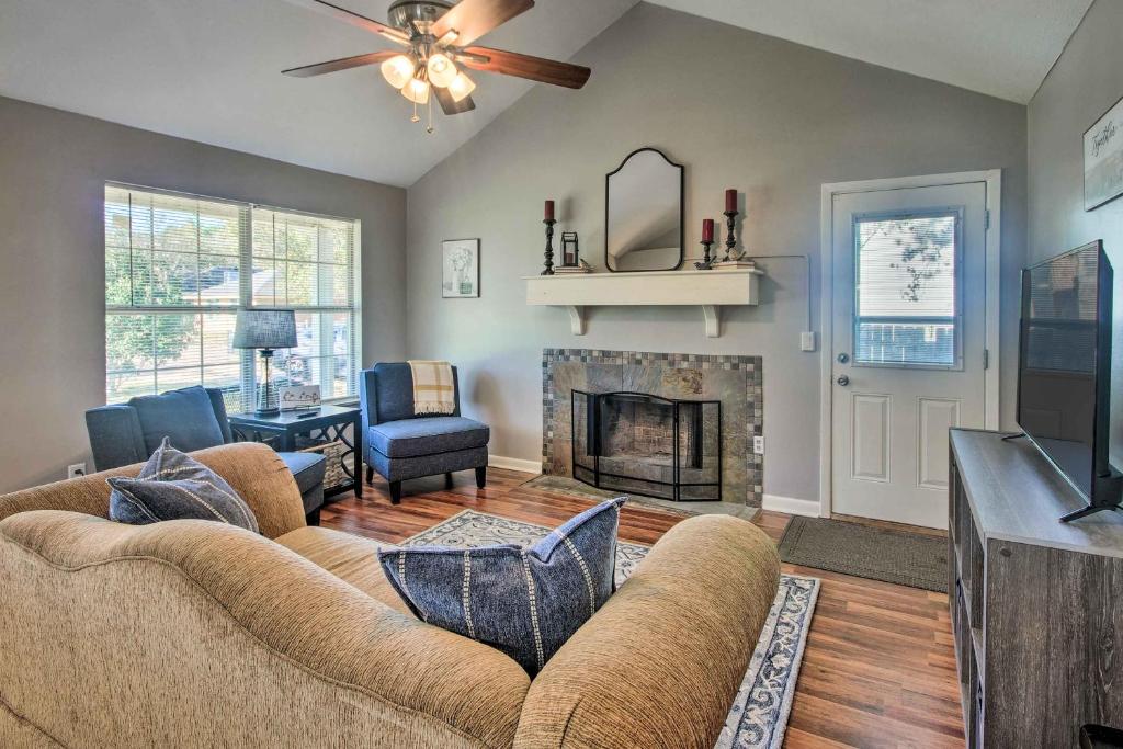 Charming Brandon Home with Deck, Charcoal Grill in in Luckney (MS